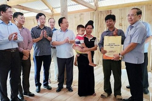 Phó Chủ tịch Hoàng Công Thủy kiểm tra tiến độ làm nhà đại đoàn kết tại Điện Biên