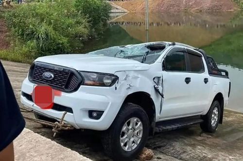 Quảng Ninh: Xe bán tải lao xuống hồ nước, tài xế tử vong
