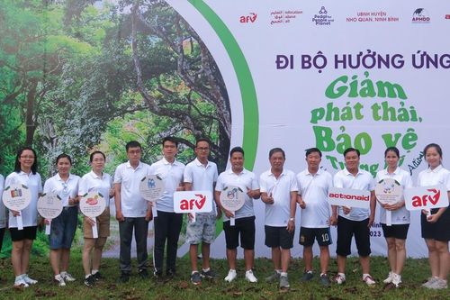 Gần 1.000 người đi bộ hưởng ứng giảm phát thải, bảo vệ tương lai