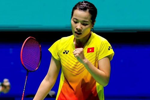 Hình ảnh tay vợt Nguyễn Thùy Linh lủi thủi một mình đất khách quê người khiến nhiều CĐV Việt Nam chạnh lòng