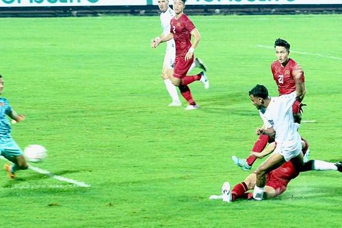 VIDEO | Đình Triệu thay thế Văn Lâm ấn tượng ở ĐT Việt Nam