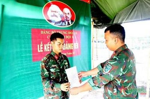 Kết nạp đảng tại khu vực trú quân