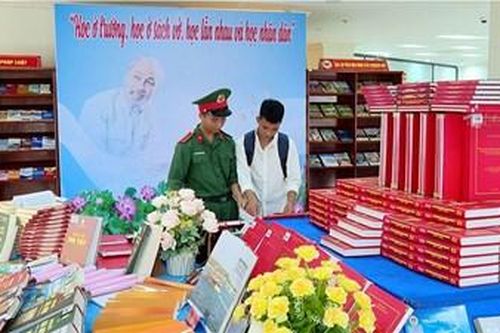 Bố không biết chữ có hai con học Trường Sĩ quan Chính trị