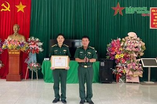 Trao giấy khen tặng Đại úy Quàng Văn Tám dũng cảm cứu người đuối nước