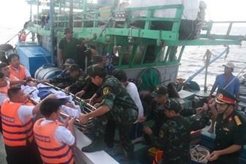 Vùng 4 Hải quân: Bàn giao ngư dân gặp nạn cho gia đình và địa phương