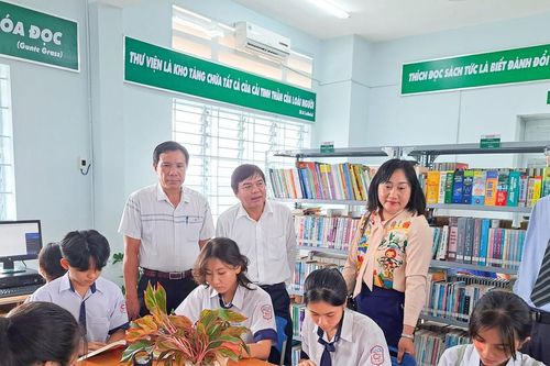 Chương trình 'Thắp sáng niềm tin – Vượt khó đến trường': Tặng học bổng, bàn giao thư viện cho Trường THPT Đoàn Văn Tố (Sóc Trăng)