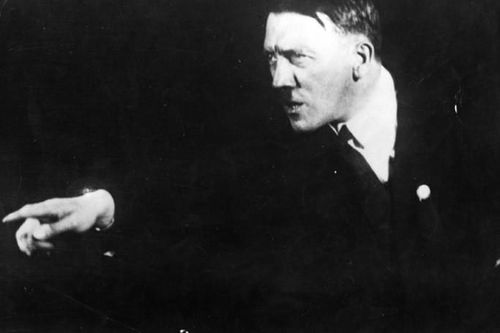 Ảnh độc: Trùm phát xít Hitler như 'kẻ điên' khi tập diễn thuyết
