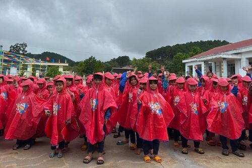 Tặng áo mưa cho trò vùng khó