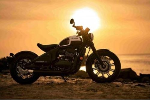 Cận cảnh Jawa 42 Bobber Black Mirror