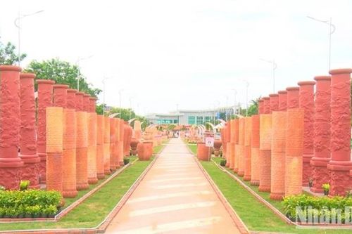Vĩnh Long khai mạc 'Con đường nghệ thuật gốm đỏ'