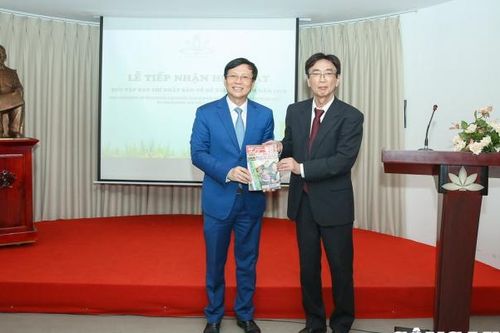Bảo tàng Báo chí Việt Nam tiếp nhận hiện vật quý từ giáo sư Shunsuke Murakami - Nhật Bản