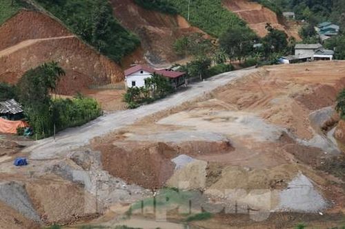 Rầm rộ san gạt đất trái phép với quy mô lớn ở Yên Bái