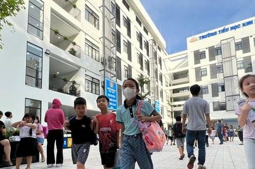 Hà Nội: Kiến nghị xây nâng tầng trường học, lo học sinh ngại xuống sân chơi?