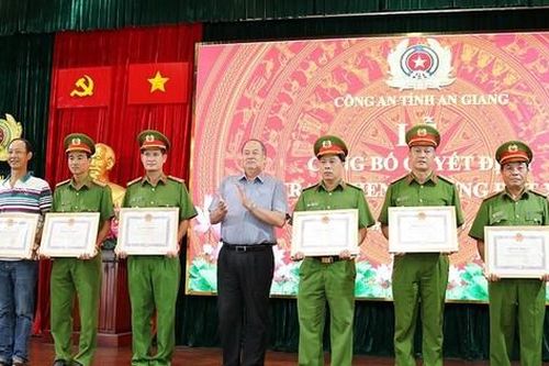 Khen thưởng lực lượng truy bắt đối tượng ném bé trai xuống sông