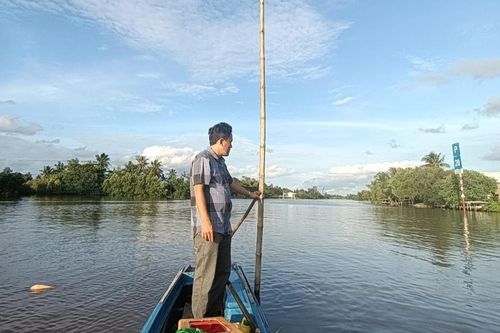 Người đàn ông tử vong sau vụ va chạm giữa thuyền máy và sà lan chở cát