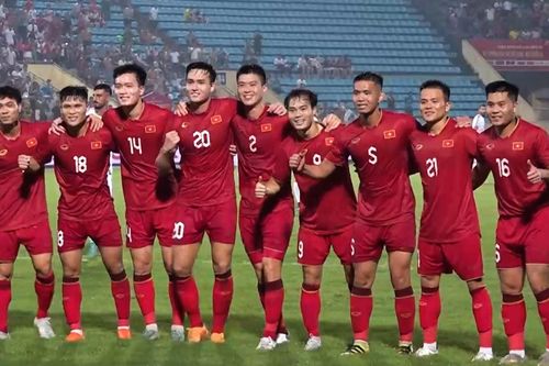 Văn Toàn căng ngang 'như dọn cỗ', Tuấn Hải dễ dàng sút tung lưới Palestine