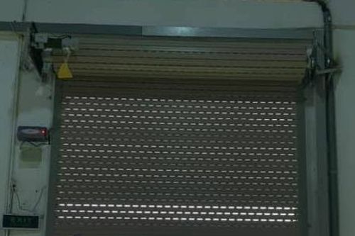 Bố mẹ cần làm gì để tránh tai nạn cửa cuốn thương tâm cho con trẻ?