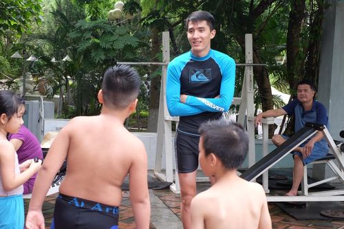 9X dạy bơi cho trẻ em, học phí là gạo nếp, hoa sen và những bài thơ