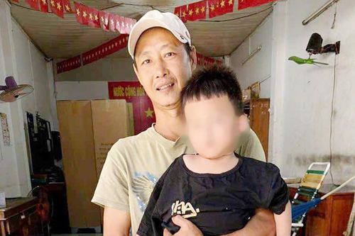 Khen thưởng người cứu bé trai bị tình cũ của mẹ ném xuống sông