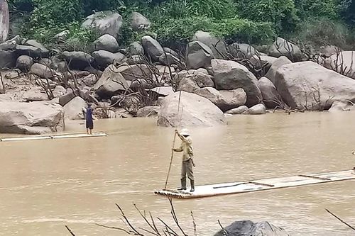 Chồng bị nước cuốn trôi, vợ bất lực gào khóc tìm người ứng cứu