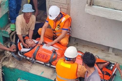 6 giờ vượt sóng cứu thuyền trưởng tàu cá nguy kịch