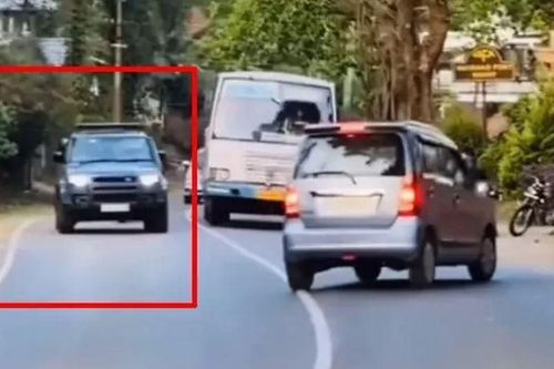 Tài xế lao vào lề đường ngược chiều để tránh xe SUV Land Rover vượt ẩu