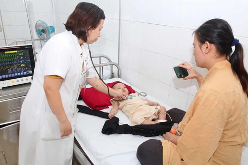 Cứu sống bé trai 9 tháng tuổi mắc bệnh hiếm gặp