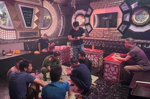 Phê chuẩn khởi tố 7 đối tượng đánh bạc trong quán karaoke
