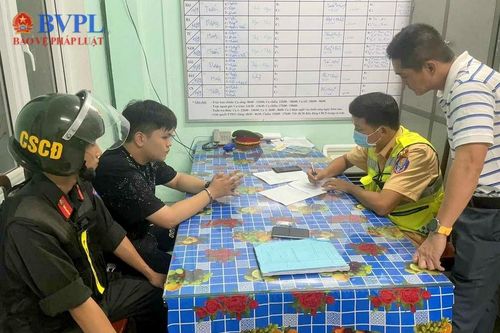 Bắt đối tượng vận chuyển chất ma túy khi đang kiểm tra nồng độ cồn