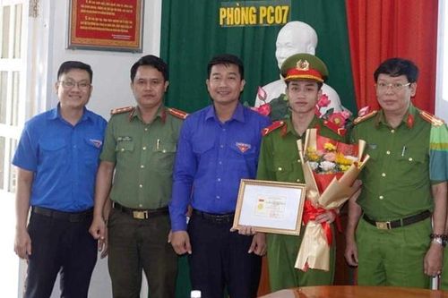 Tặng Huy hiệu 'Tuổi trẻ dũng cảm' cho chiến sĩ PCCC&CHCN