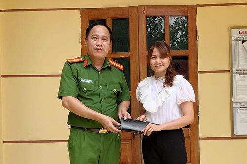 Công an trao trả hơn 30 triệu đồng cho người dân đánh rơi