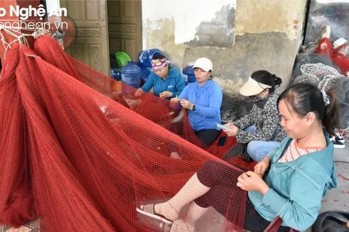 Nghề vá lưới của phụ nữ vùng biển Nghệ An