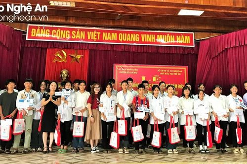 Nhiều phần quà thiết thực hỗ trợ hộ nghèo và học sinh khó khăn ở Nghệ An