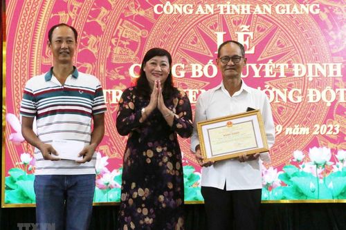 Vụ cháu bé bị ném xuống sông: Khen thưởng hành động cứu người