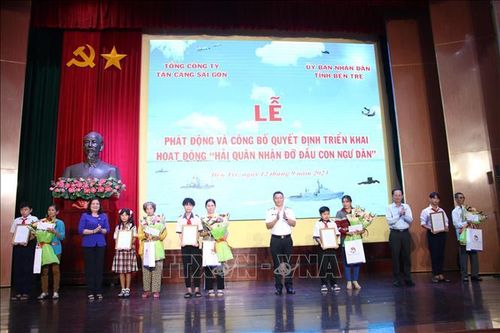 Hải quân nhận đỡ đầu con ngư dân có hoàn cảnh khó khăn tại Bến Tre