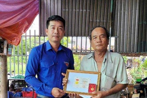 Trao Huy hiệu Tuổi trẻ dũng cảm cho người lao vào đám cháy cứu người