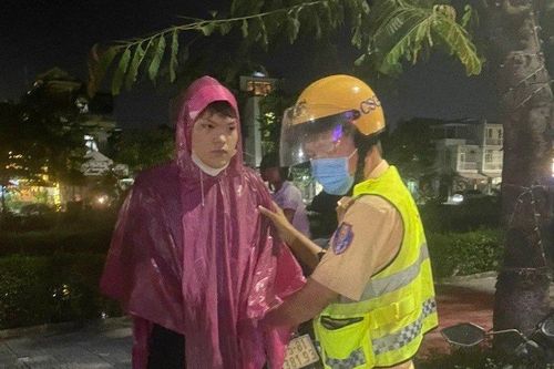 Tuần tra ban đêm, CSGT bắt gọn thanh niên trên đường đi giao ma túy
