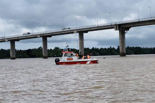 Tìm được thi thể cháu bé trong vụ nghi mẹ ôm con nhảy cầu ở Trà Vinh