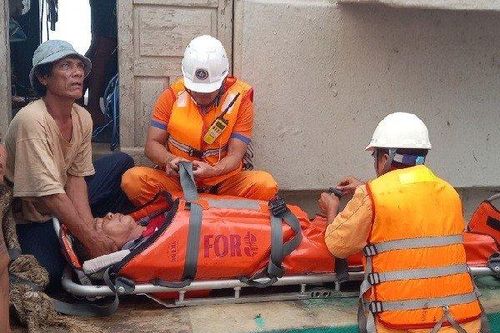Vượt sóng đưa thuyền viên tàu cá bị tai biến vào bờ cấp cứu kịp thời