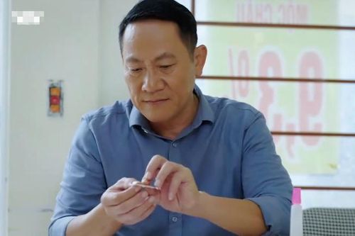 Phim nối sóng 'Làng trong phố' tập 1: Xúc động cảnh NSƯT Hoàng Hải viết thư tay cho vợ