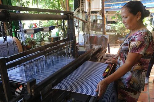 Nghề dệt choàng - niềm tự hào của người dân xứ cù lao Long Khánh