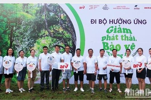 Gần 1.000 người đi bộ hưởng ứng chương trình 'Giảm phát thải, bảo vệ tương lai'