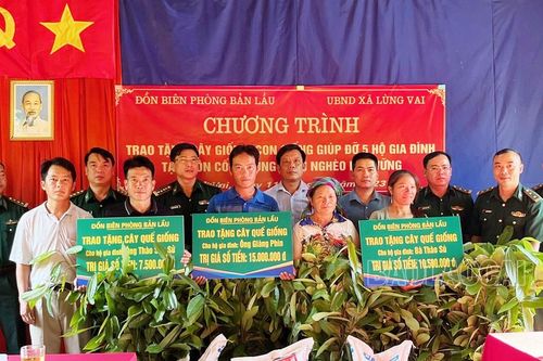 Đồn Biên phòng Bản Lầu trao hỗ trợ cho hộ nghèo xã Lùng Vai