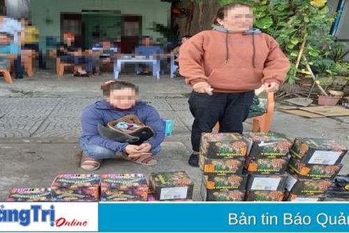 Cam Lộ: Người phụ nữ gắn biển số giả để vận chuyển hơn 40 kg pháo lậu