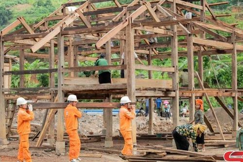 Công ty Thủy điện Sơn La hỗ trợ nhân dân sau bão lũ