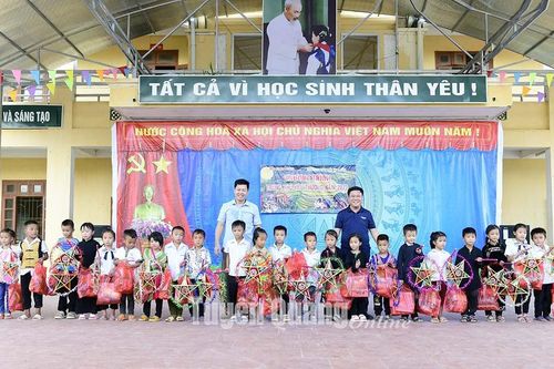 100 suất quà Trung thu được trao tại xã Hồng Quang
