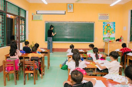 'Thắp sáng tương lai' cho các em nhỏ xã vùng cao Văn Lăng, tỉnh Thái Nguyên