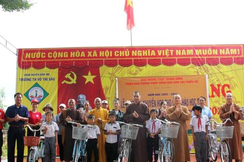 Đắk Nông: Tặng quà đến các em học sinh, đồng bào dân tộc nghèo