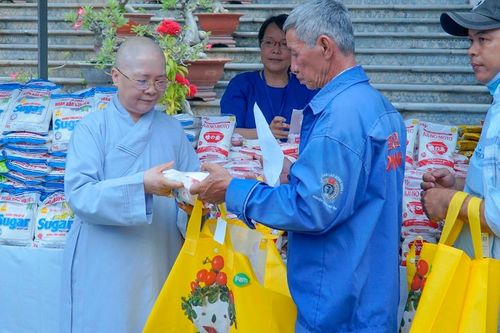 Chùa Pháp Võ (H.Nhà Bè) tặng quà đến gia đình khó khăn, học bổng cho học sinh