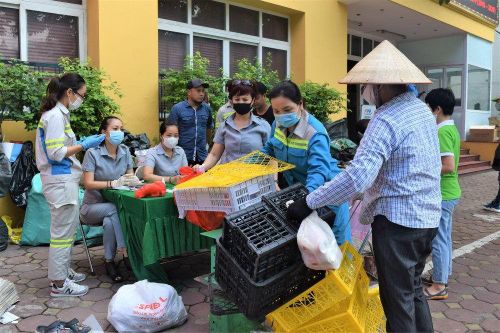 Lan tỏa mô hình gây quỹ giúp đỡ người nghèo từ việc gom rác thải nhựa